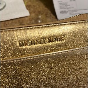 Michael kors wallet, excellent condition, 1 year old